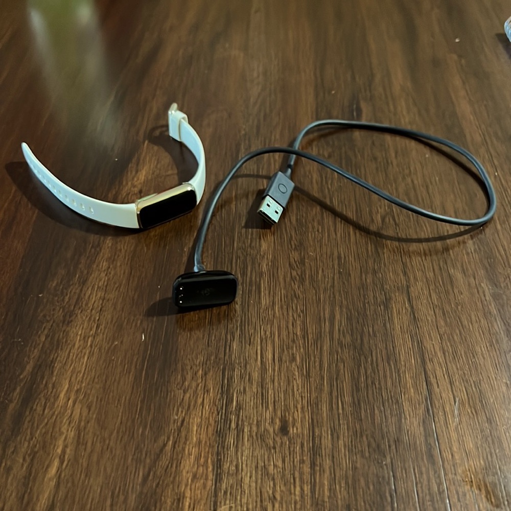Fitbit Luxe Tracker-Used